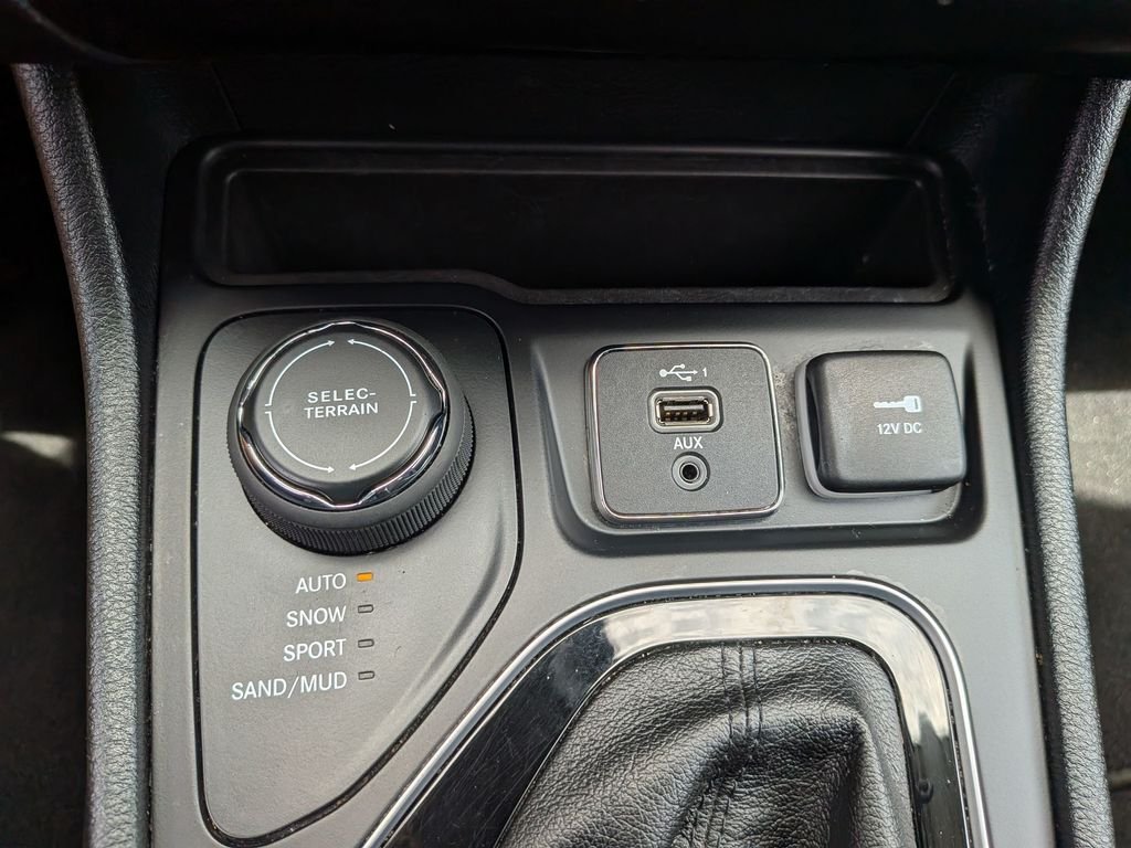 Used 2022 Gray Jeep Limited image 36