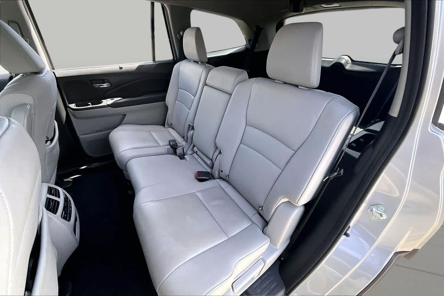 Used 2019 Lunar Silver Metallic Honda Touring 8-Passenger image 19