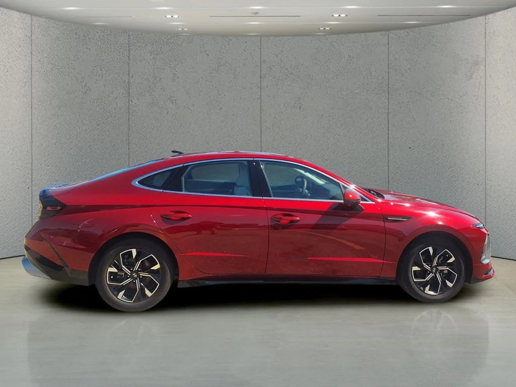 Used 2025 Red Hyundai SEL image 6