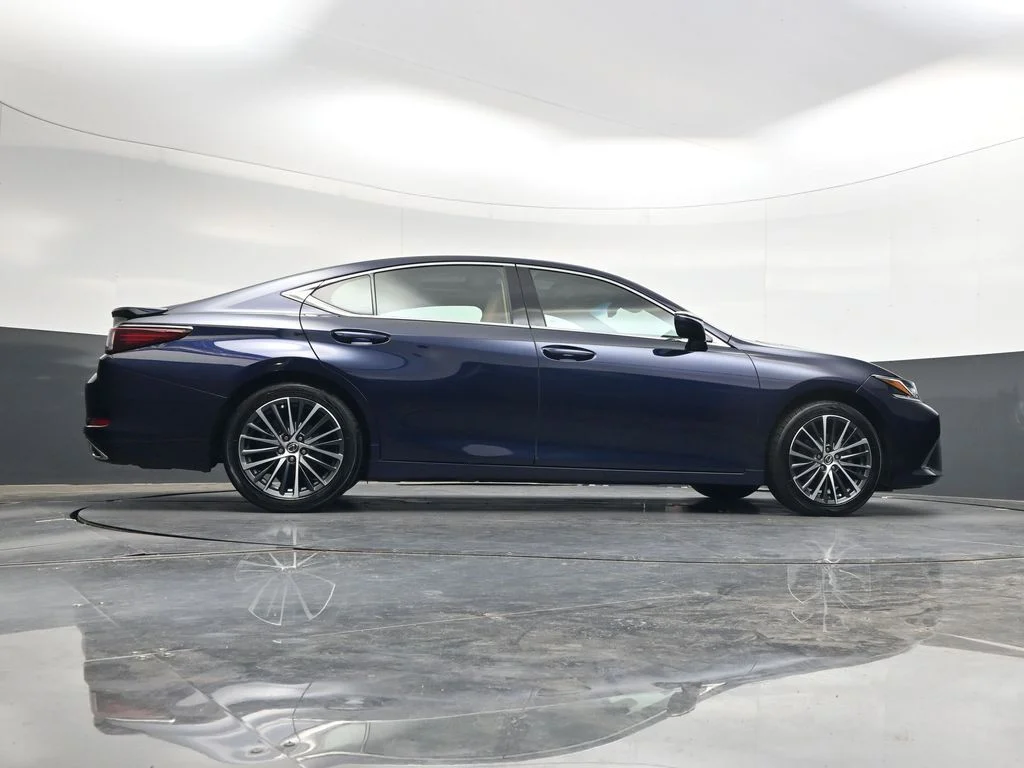 Used 2023  Lexus 350 image 47