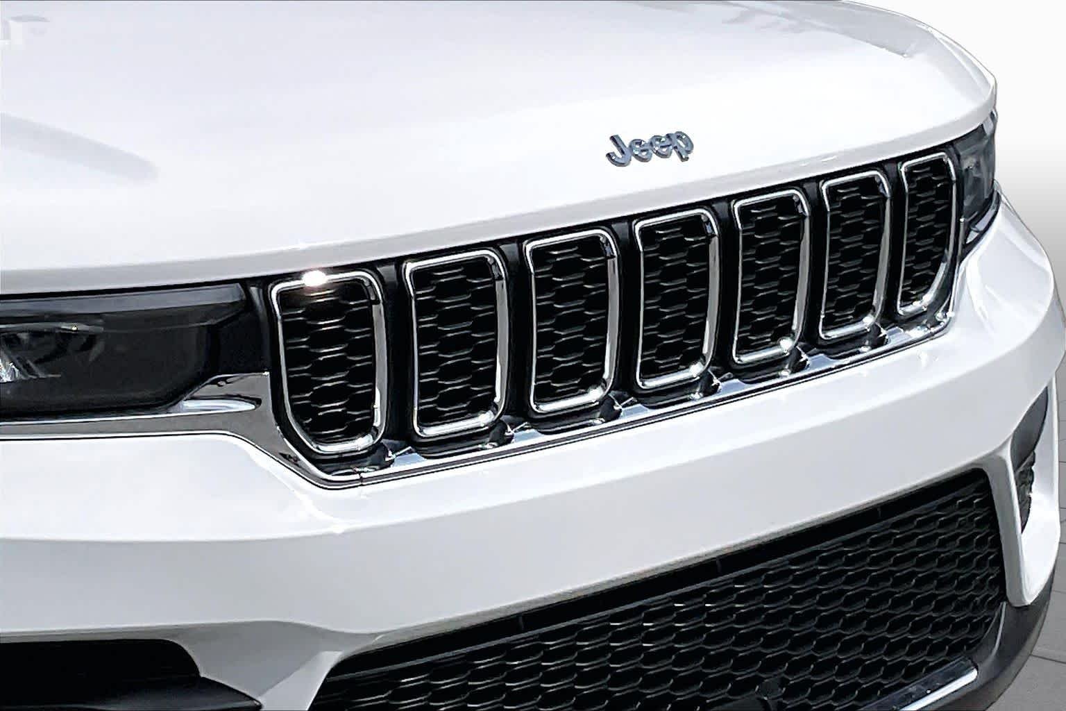 Certified Used 2023 Bright White Clearcoat Jeep Laredo image 25