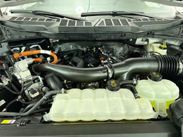 Used 2025 White Metallic Ford Lariat image 32