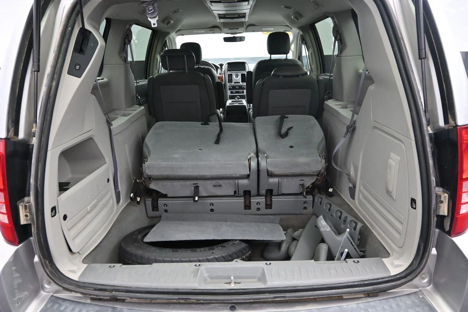 Used 2009 Bright Silver Metallic Chrysler Touring image 14