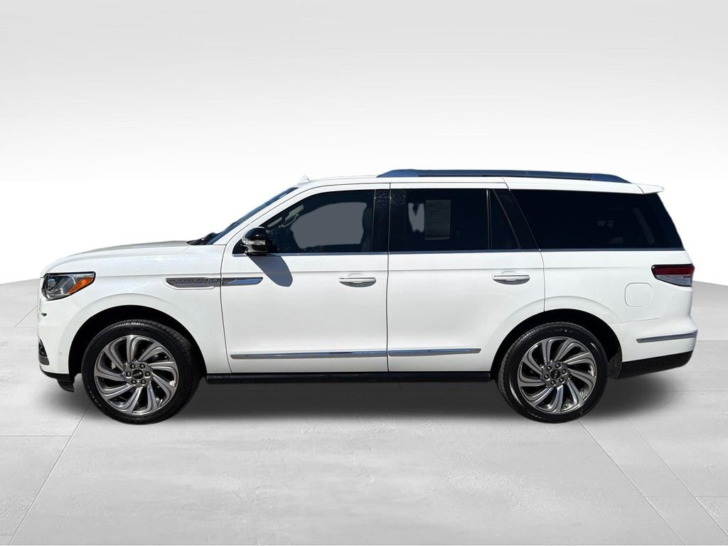 Used 2023 White Lincoln Reserve image 2