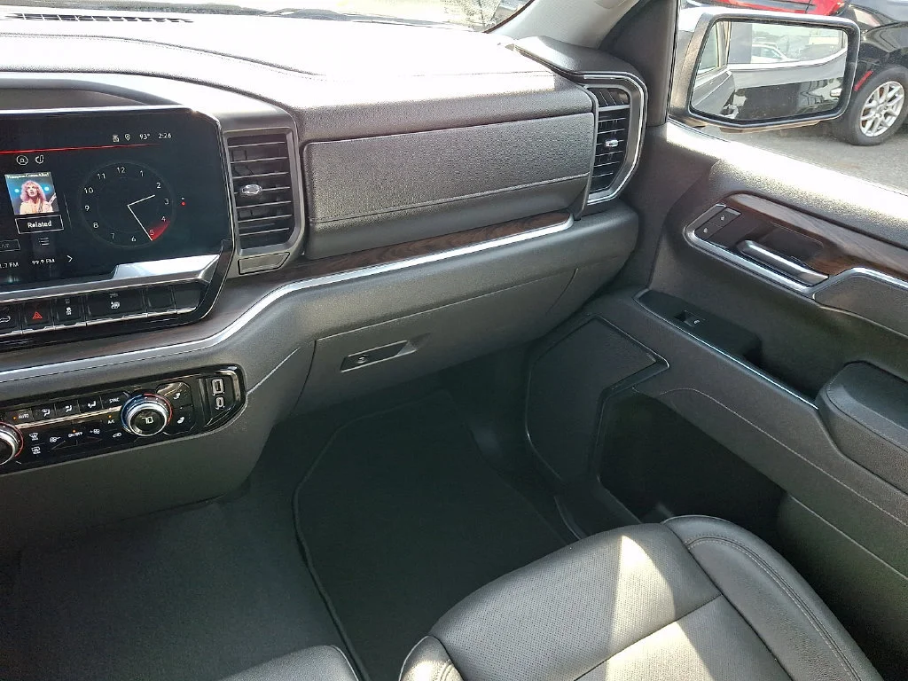 Used 2025 Onyx Black GMC SLT image 17