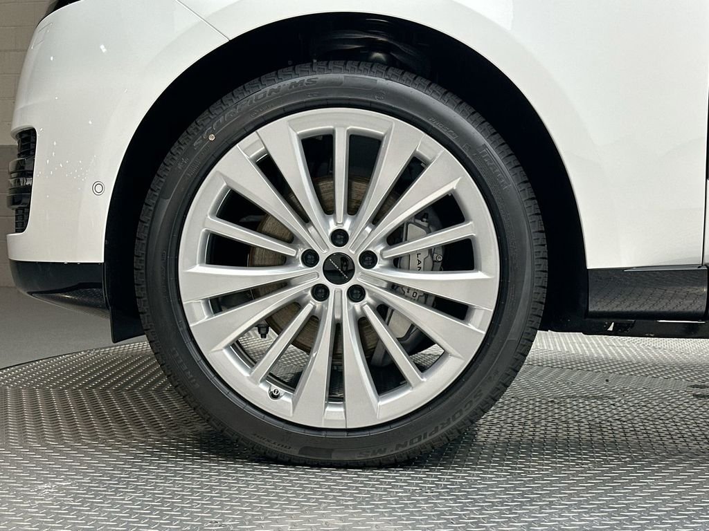 New 2026 Fuji White Land Rover SE image 5