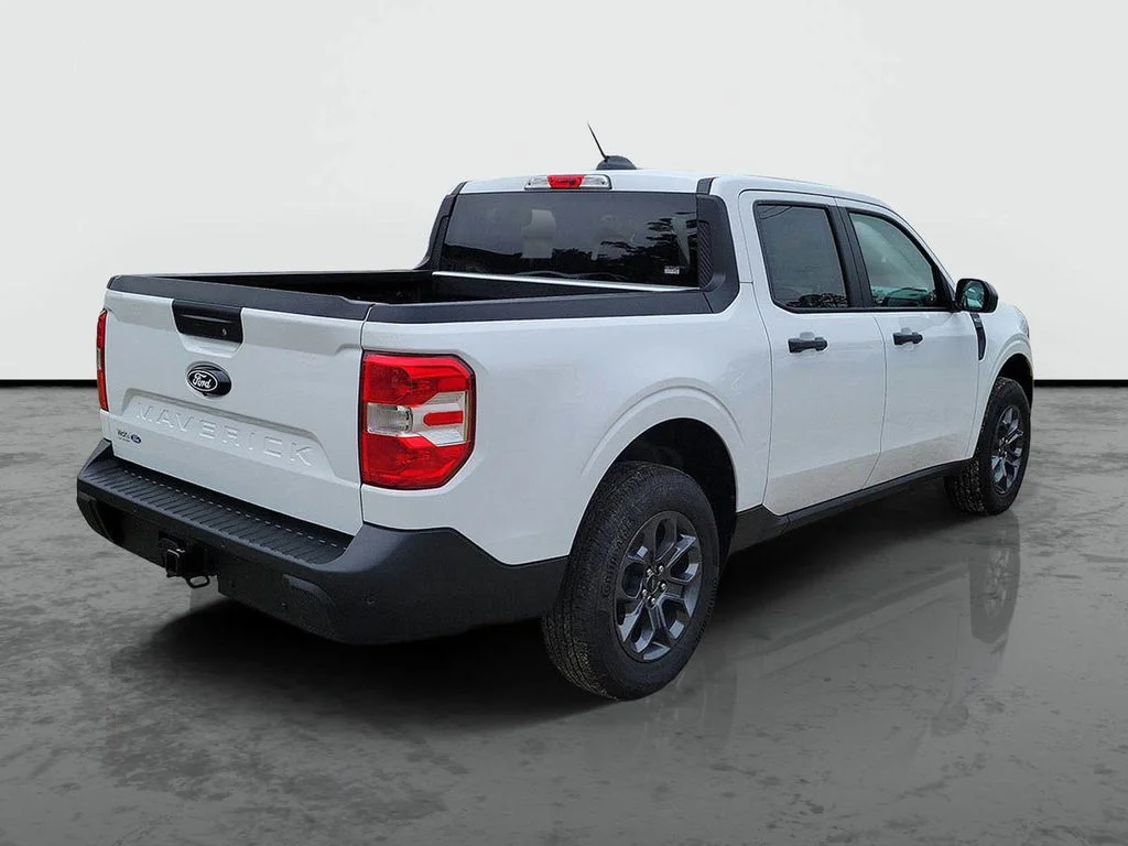 New 2026 Oxford White Ford XLT image 2