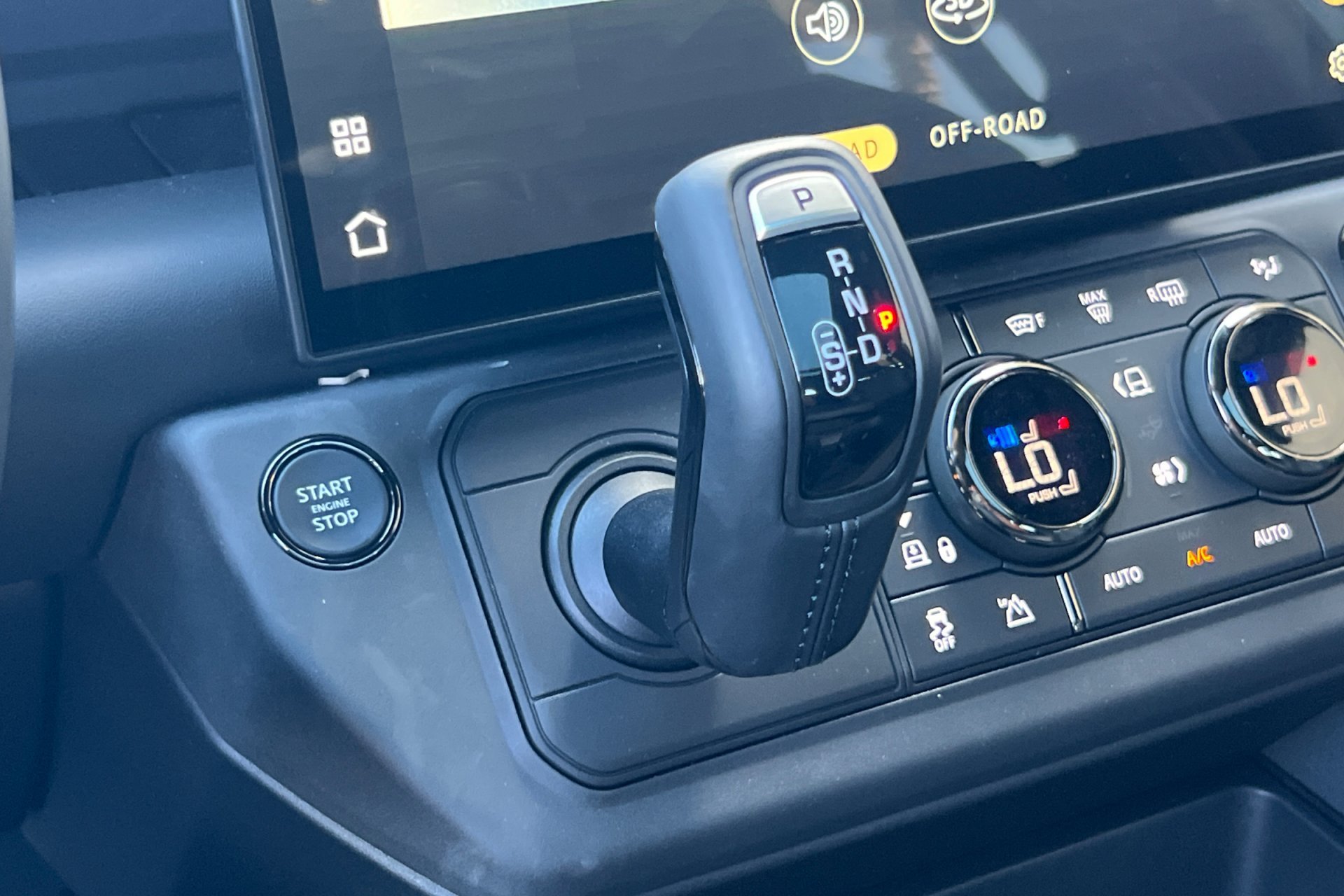 2026 Land Rover Defender OCTA Black - Photo 24
