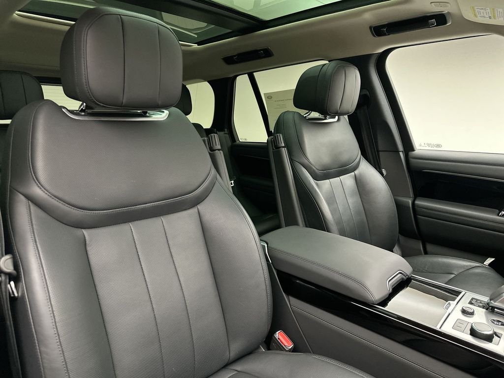 Used 2023  Land Rover SE image 18