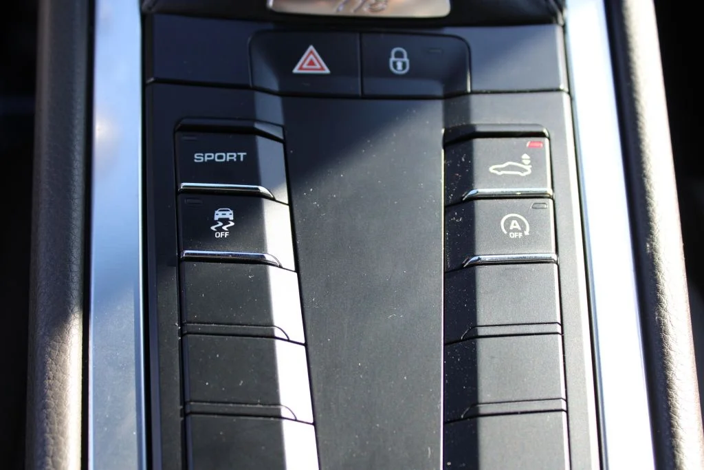 Used 2018  Porsche Base image 18