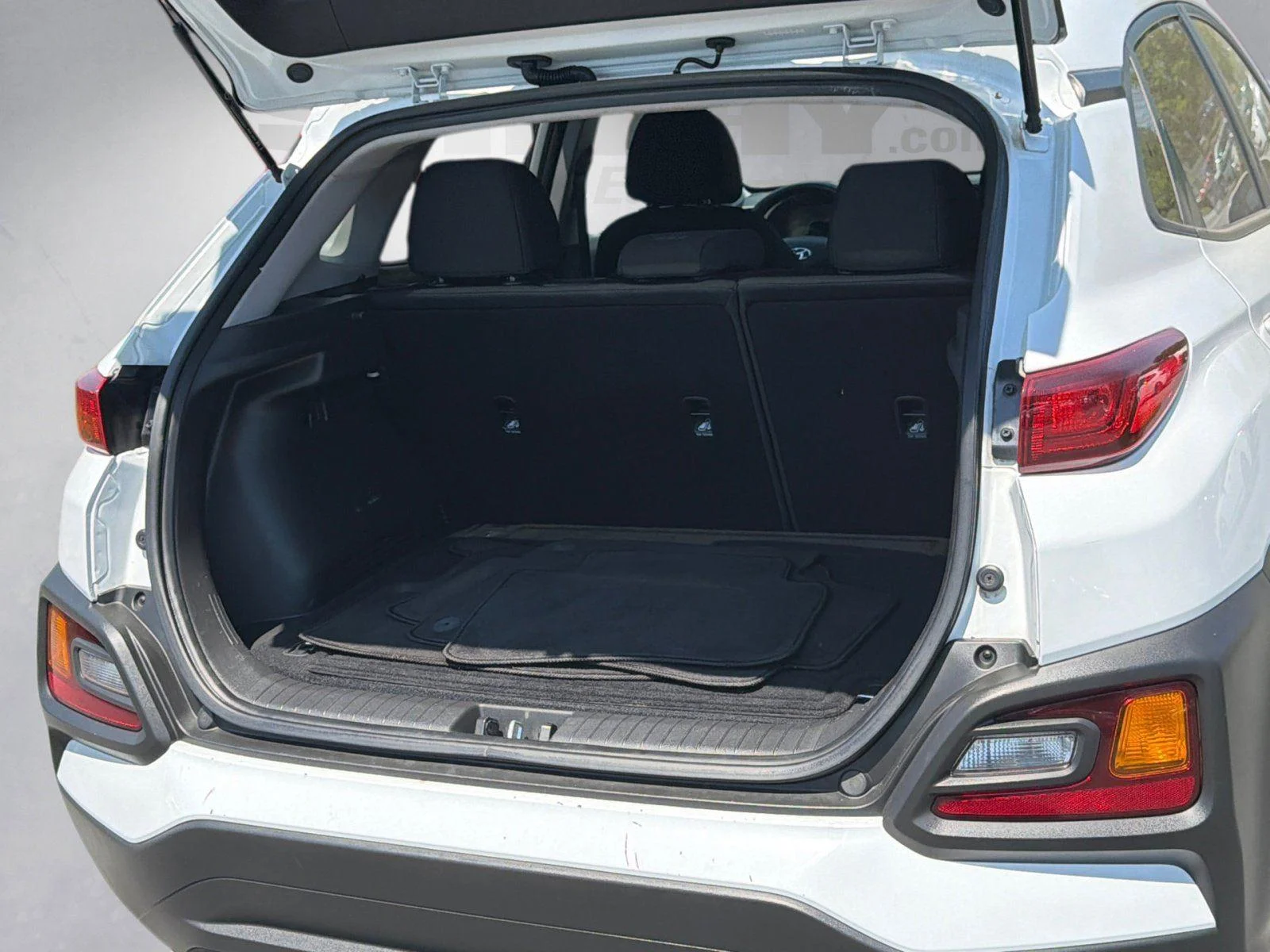 Used 2018 Chalk White Hyundai SEL image 21