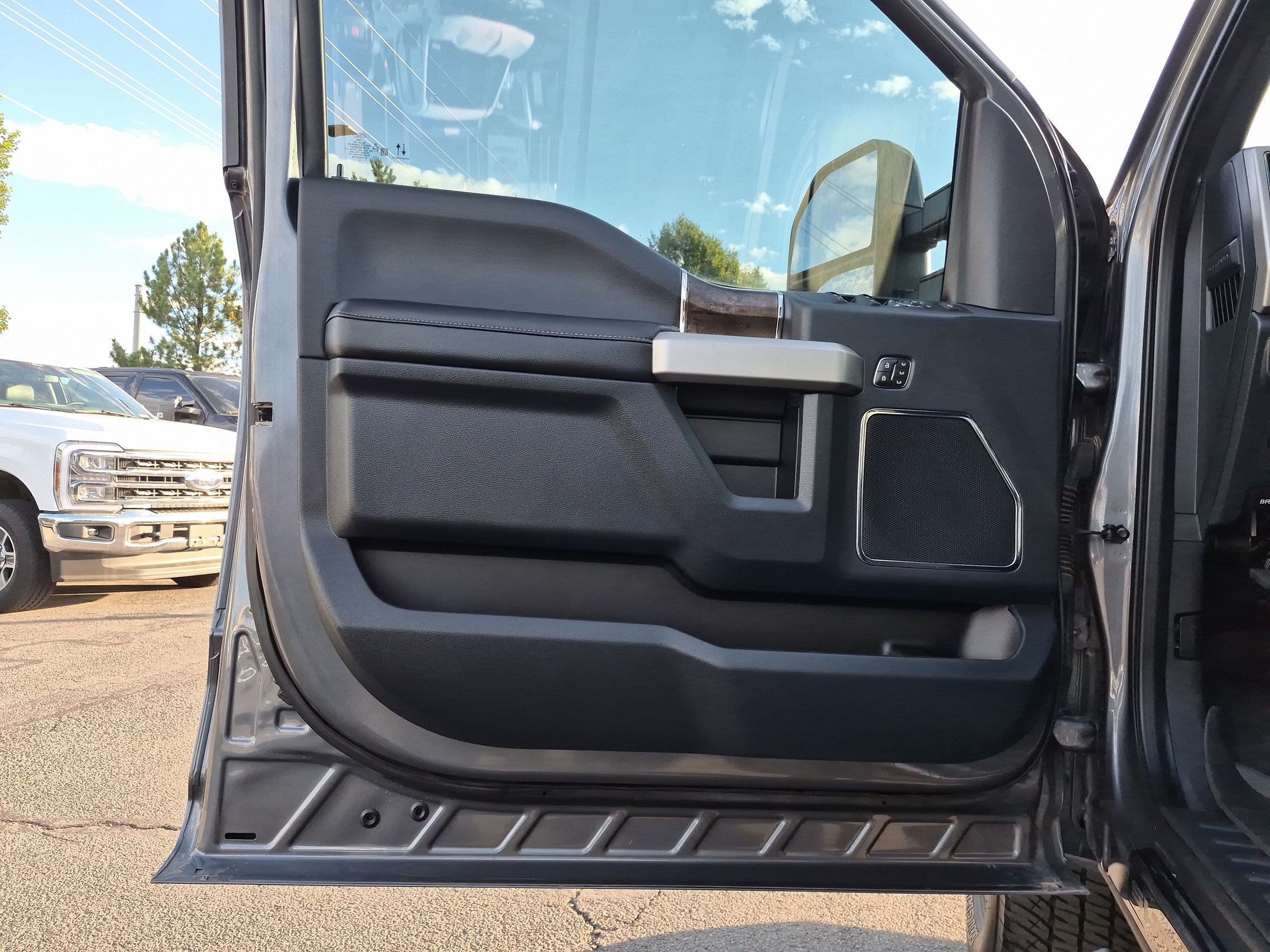 Used 2022 Gray Metallic Ford LARIAT image 12