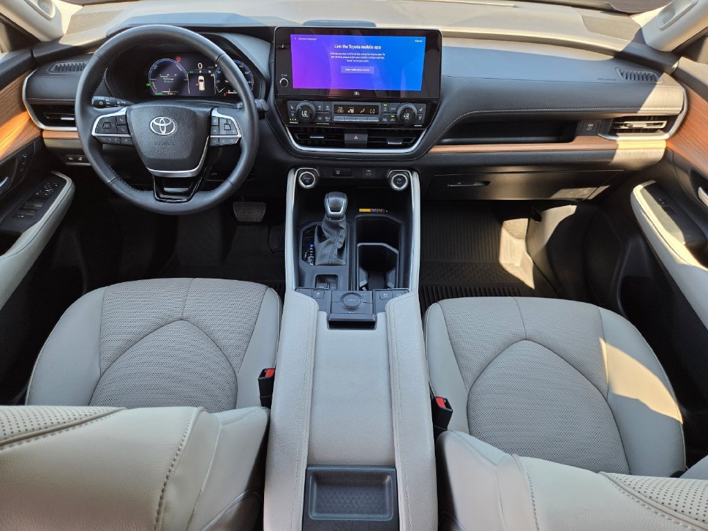 Used 2025  Toyota Limited image 17