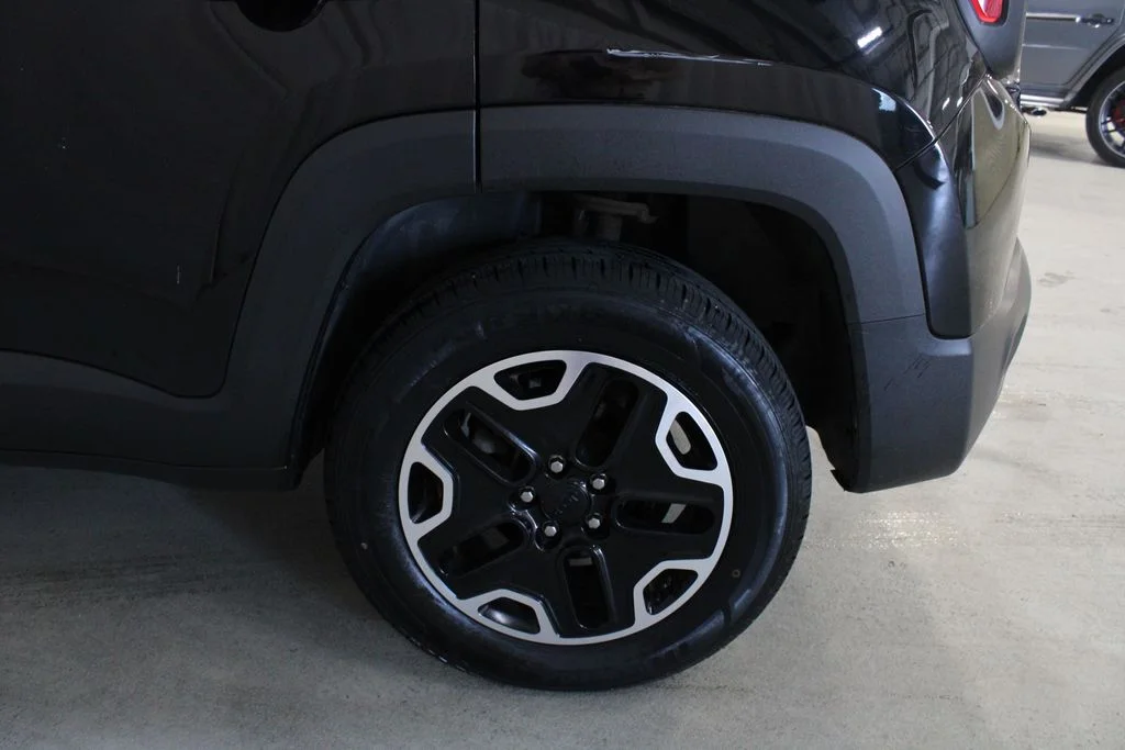Used 2016 Black Jeep Trailhawk image 27