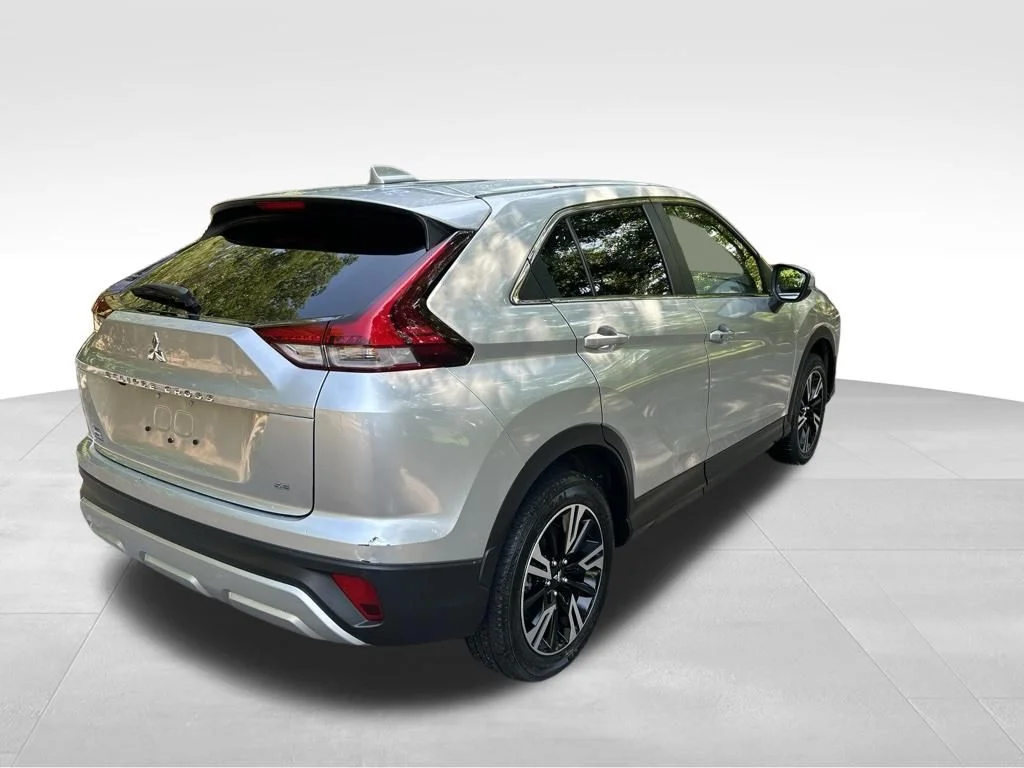 Used 2024 Silver Mitsubishi SE image 5