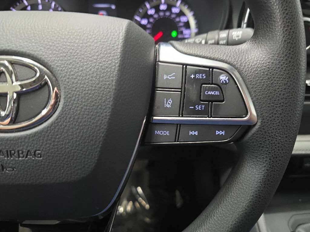 Used 2020 White Toyota L image 20