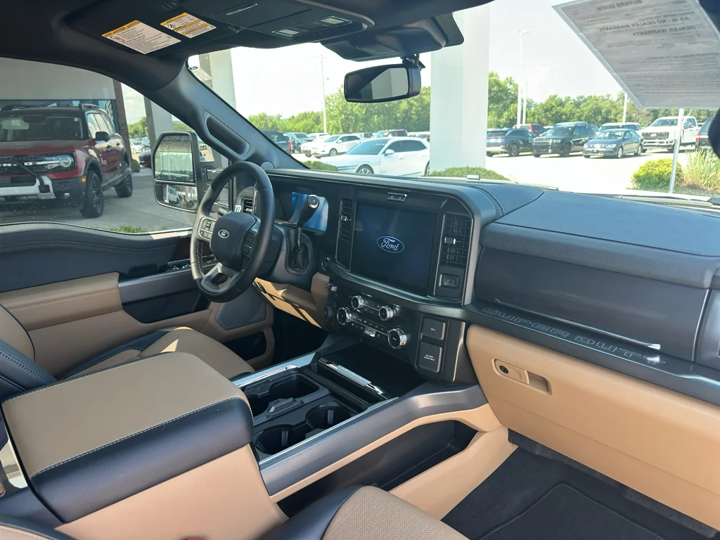 Used 2025 Star White Metallic Tri-Coat Ford LARIAT image 31
