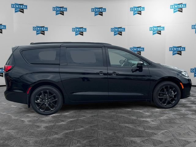 New 2026 Diamond Black Crystal Pearl-Coat Exterior Paint Chrysler Limited image 6