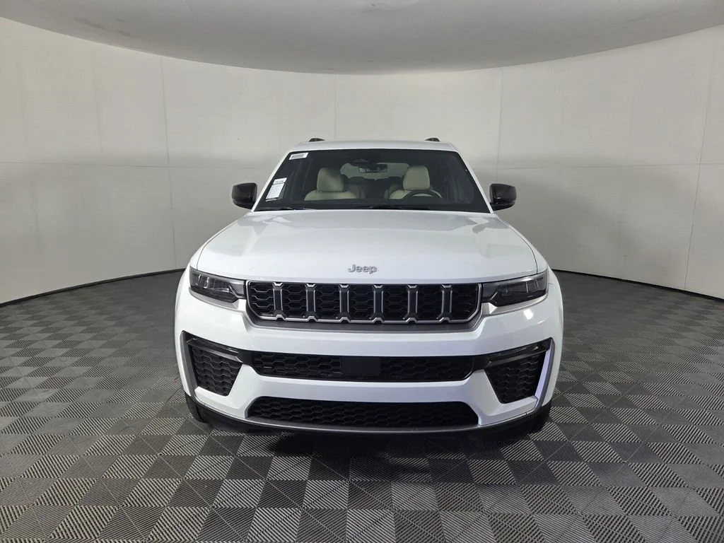 New 2026 Bright White Clear-Coat Exterior Paint Jeep Limited image 3