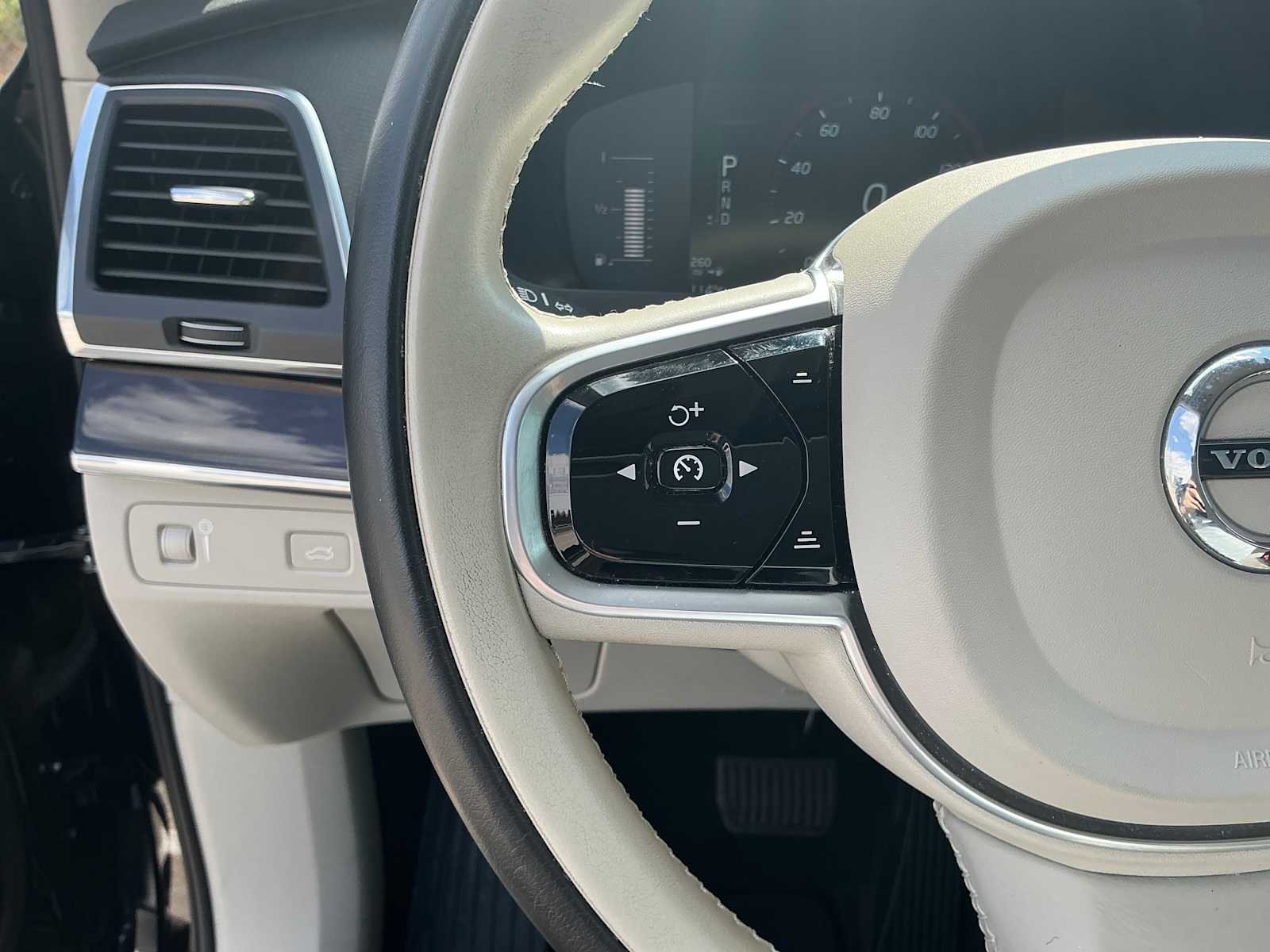 Used 2019 Onyx Black Metallic Volvo Momentum image 23