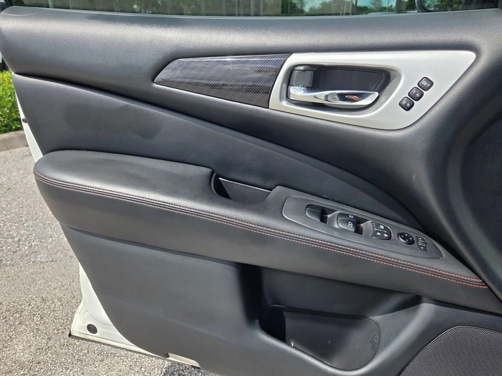 Used 2020 Pearl White Tricoat Nissan SL image 23