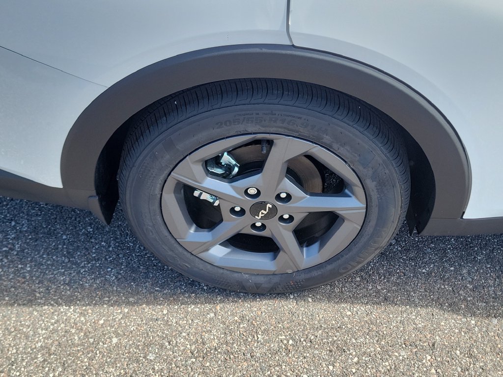 New 2026 Snow White Pearl Kia LXS image 36