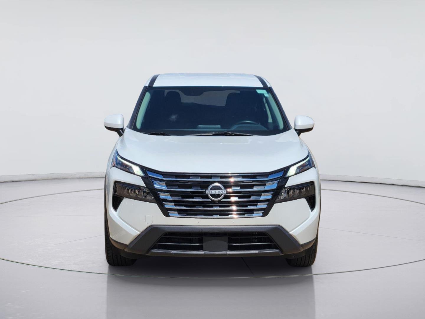 Used 2025 Everest White Pearl Nissan SV image 2