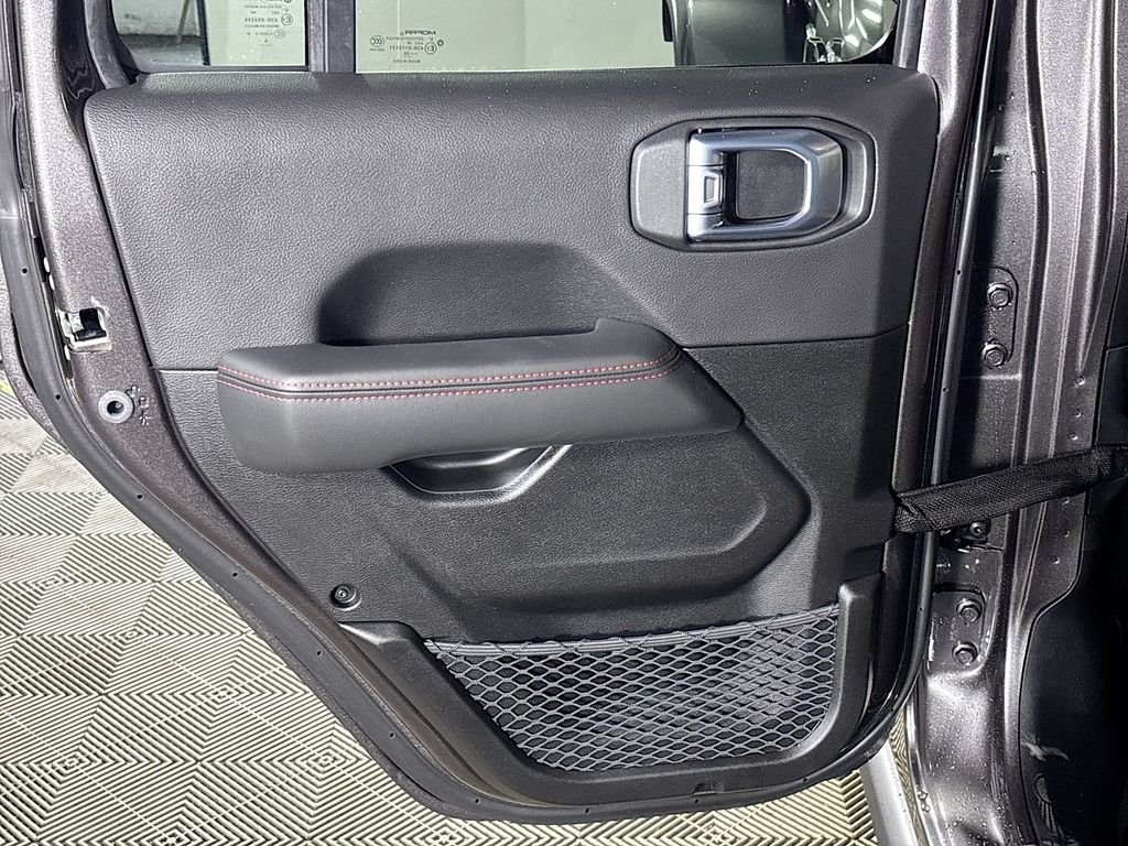 New 2026 Granite Crystal Metallic Clear-Coat Exterior Paint Jeep  image 19