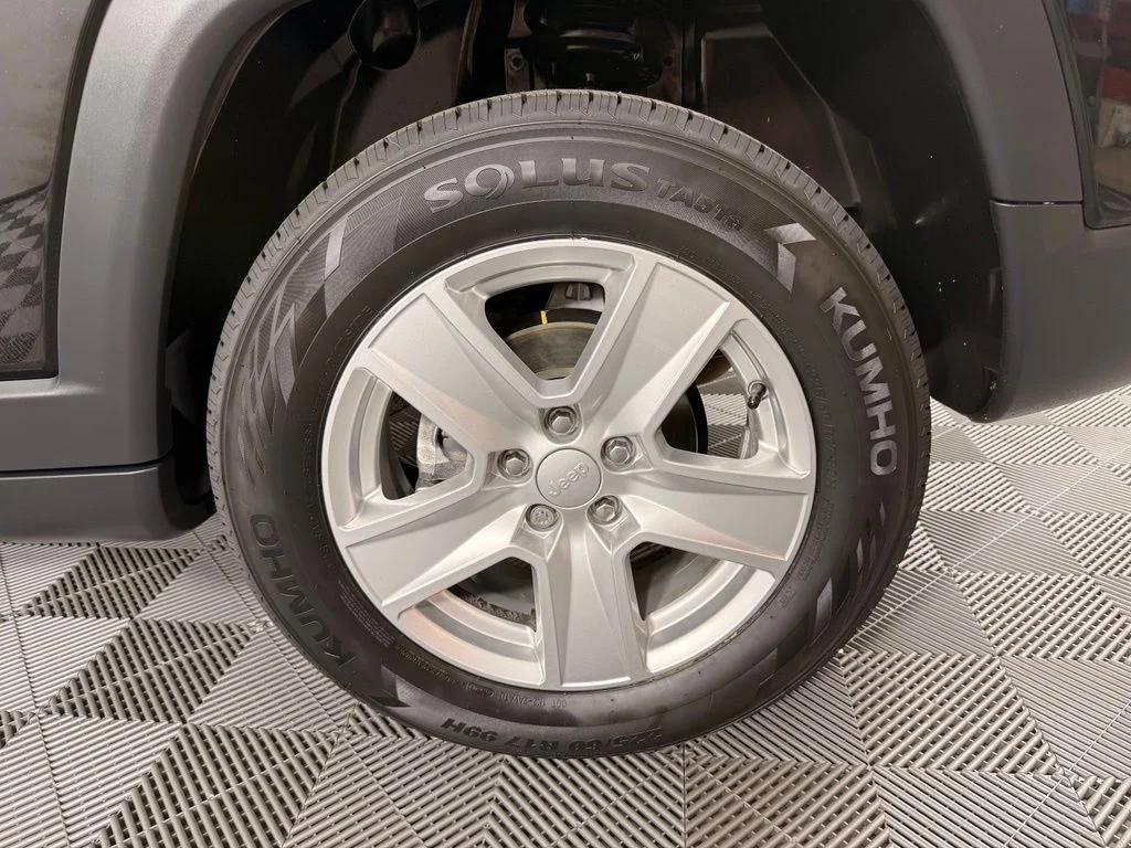 Used 2022 Black Jeep Latitude image 15