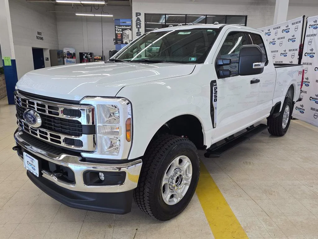 New 2026 Oxford White Ford F-250® XLT image 3
