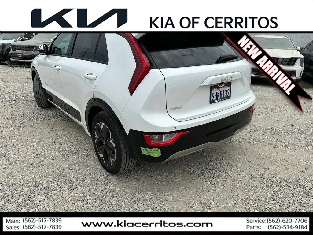Used 2023 White Kia Wind image 3