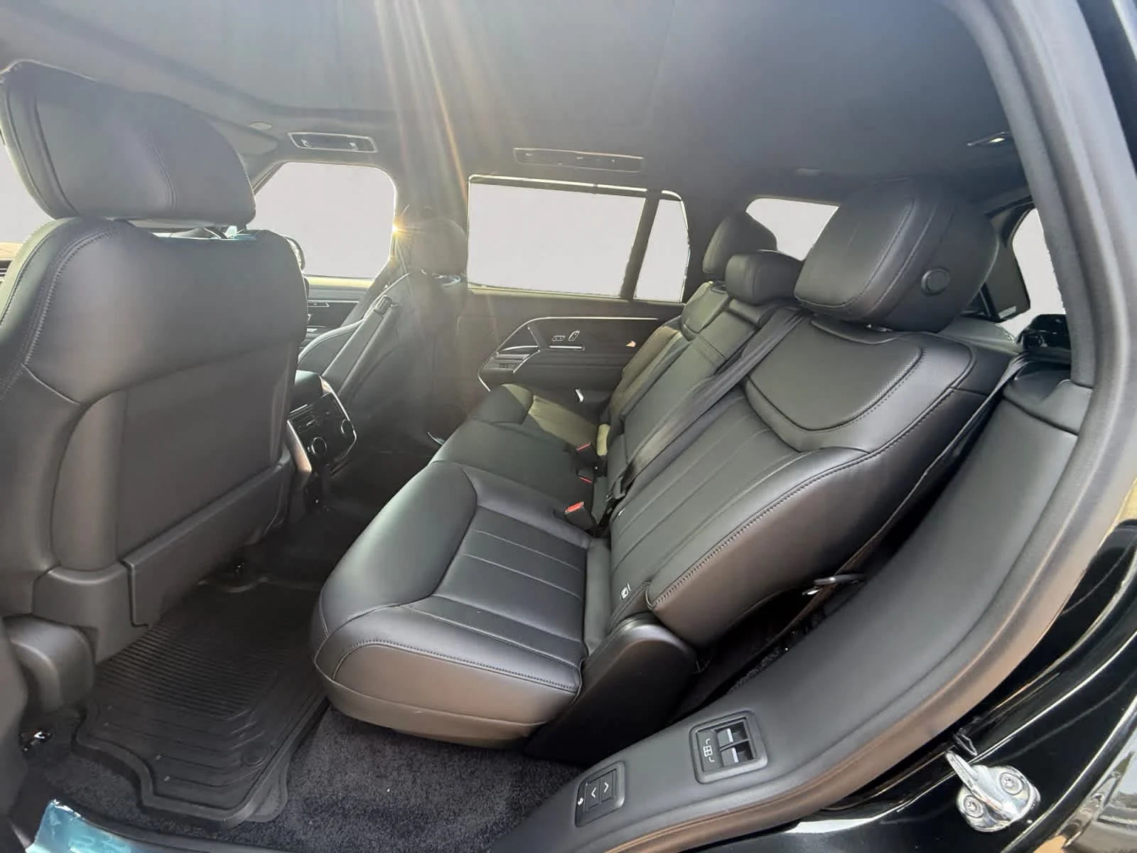 New 2026 Santorini Black Land Rover P530 LWB 7 Seat image 13