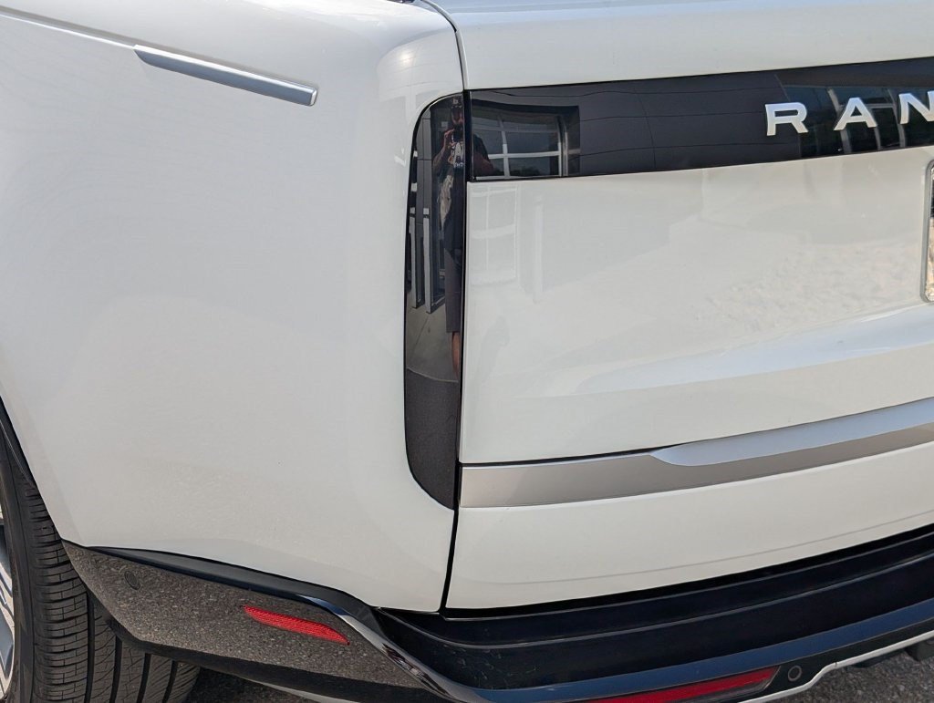 Used 2023 Fuji White Land Rover Autobiography image 10
