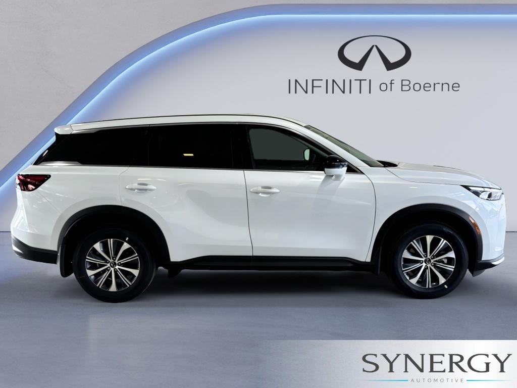 New 2027 RADIANT WHITE INFINITI Pure FWD image 5