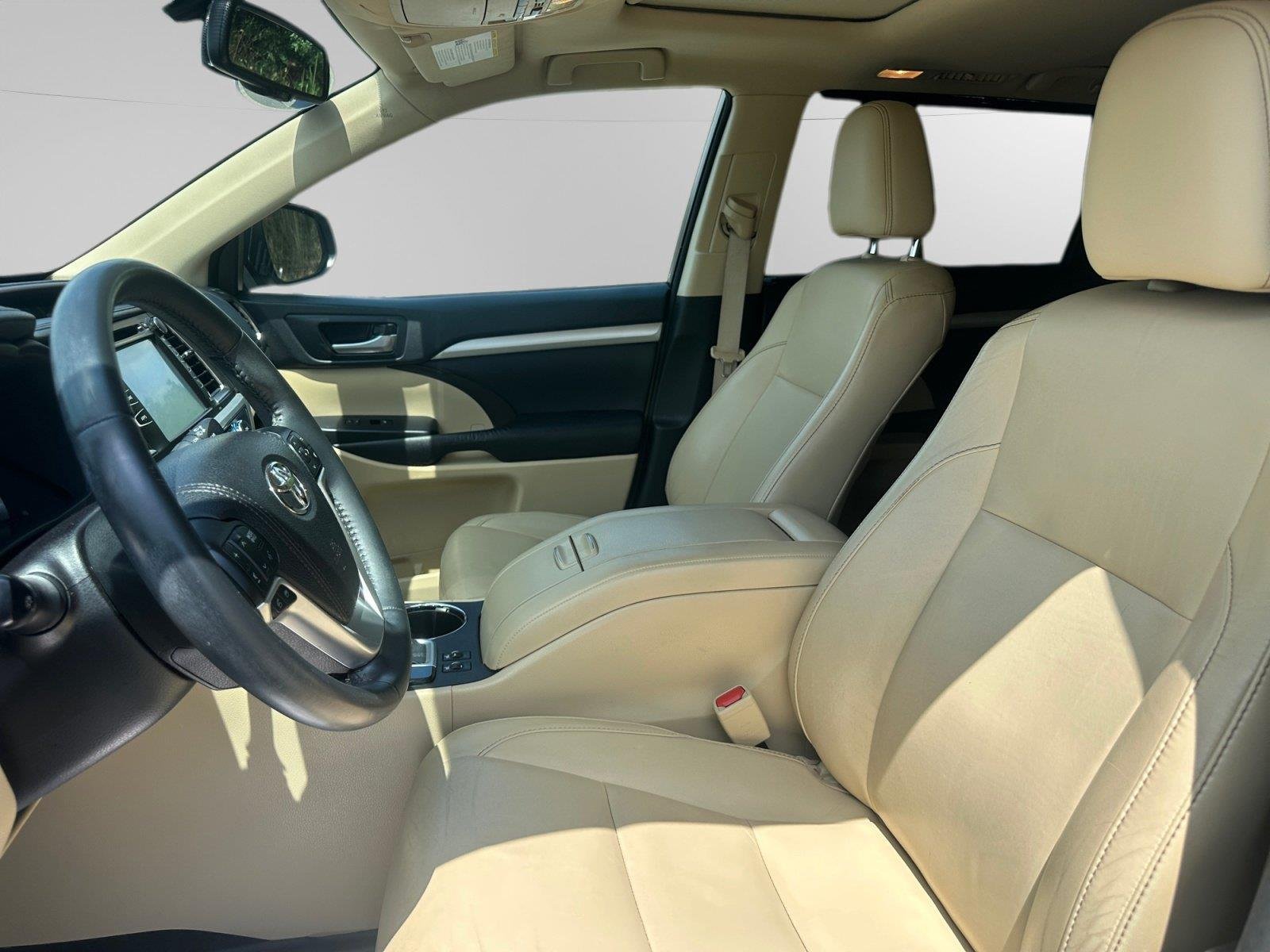 Used 2016 Creme Brulee Mica Toyota XLE image 11