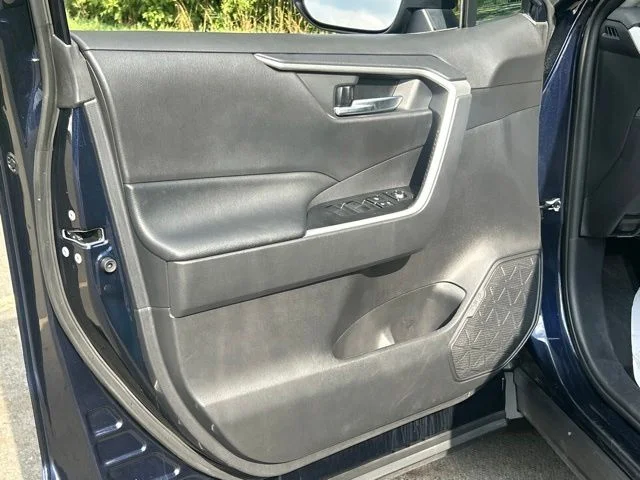 Used 2020  Toyota XLE image 19