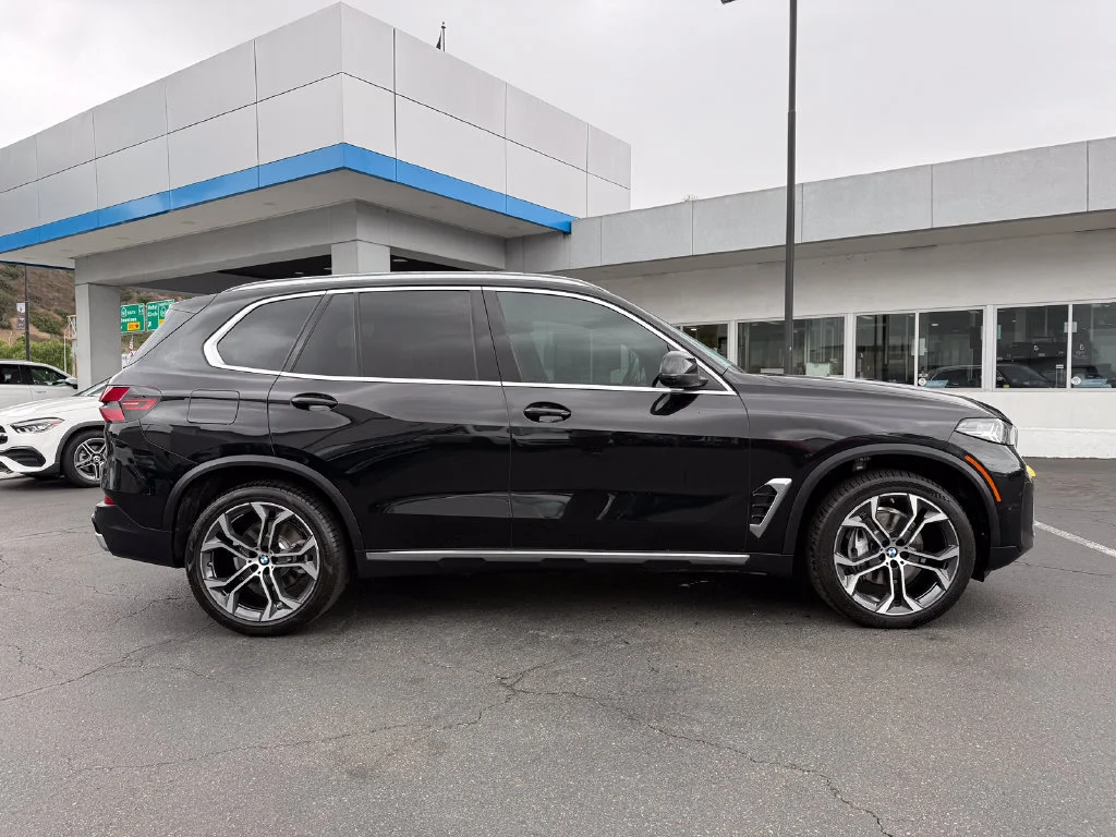 Used 2024  BMW sDrive40i image 6
