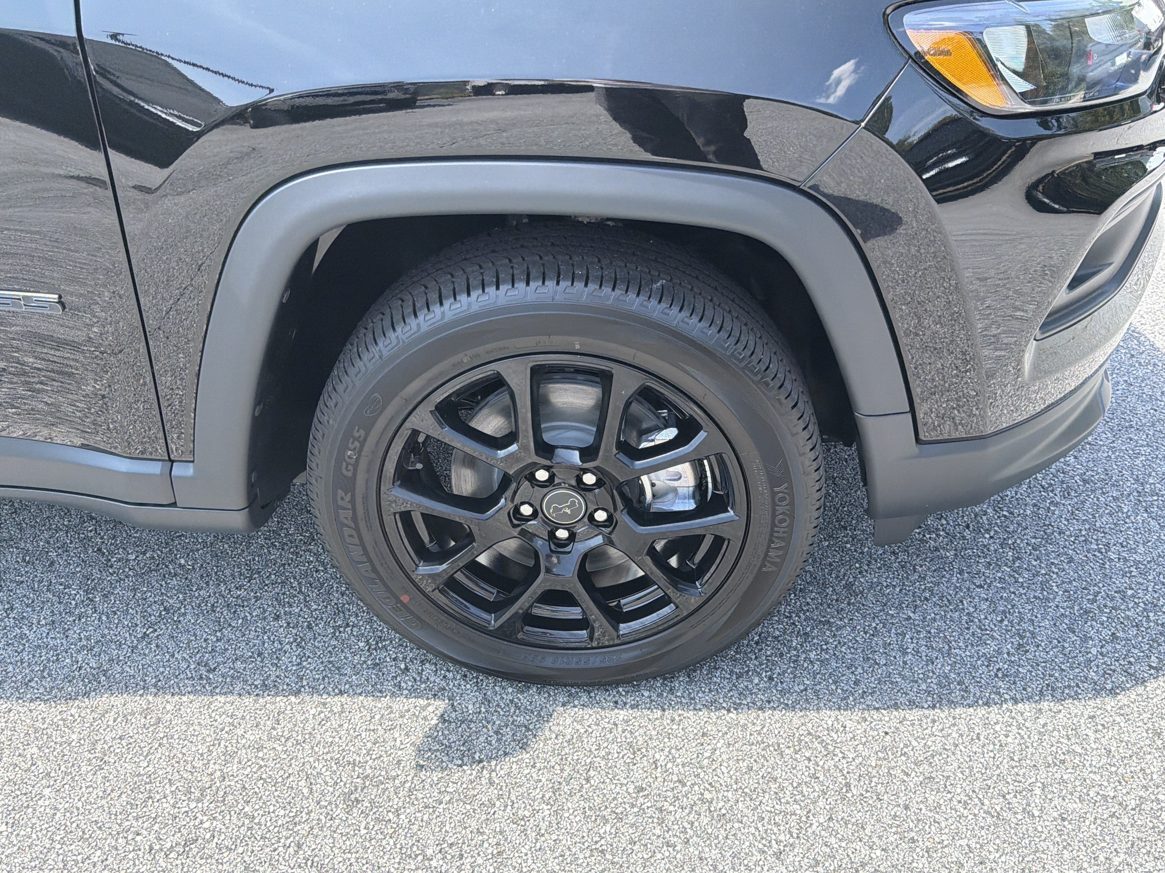 New 2026 Diamond Black Crystal Pearl-Coat Exterior Paint Jeep Latitude image 14
