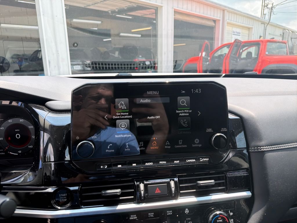 Used 2025 White Nissan Platinum image 21