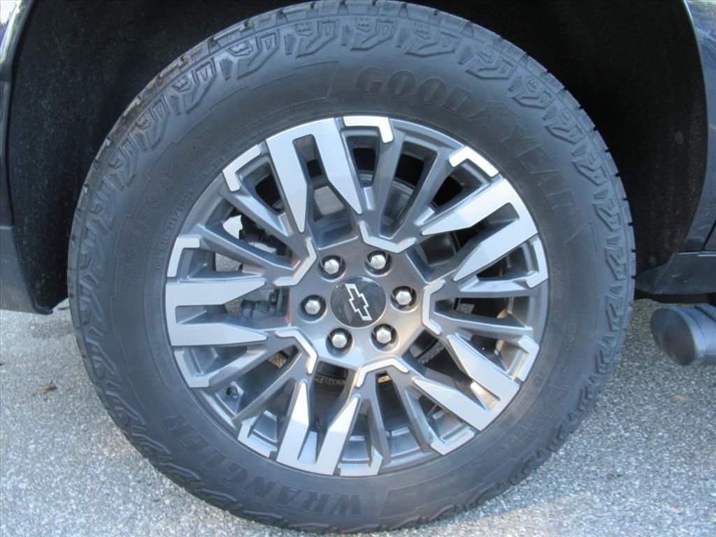 Used 2025 Gray Chevrolet Z71 image 8