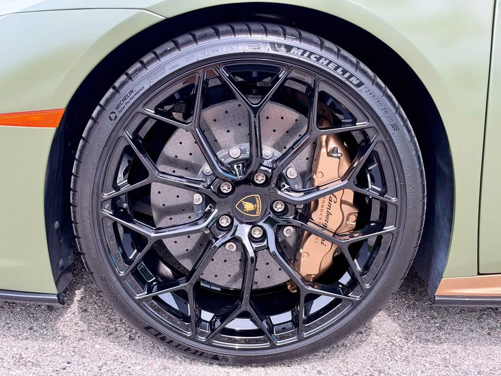 Used 2022 Green Lamborghini  image 15