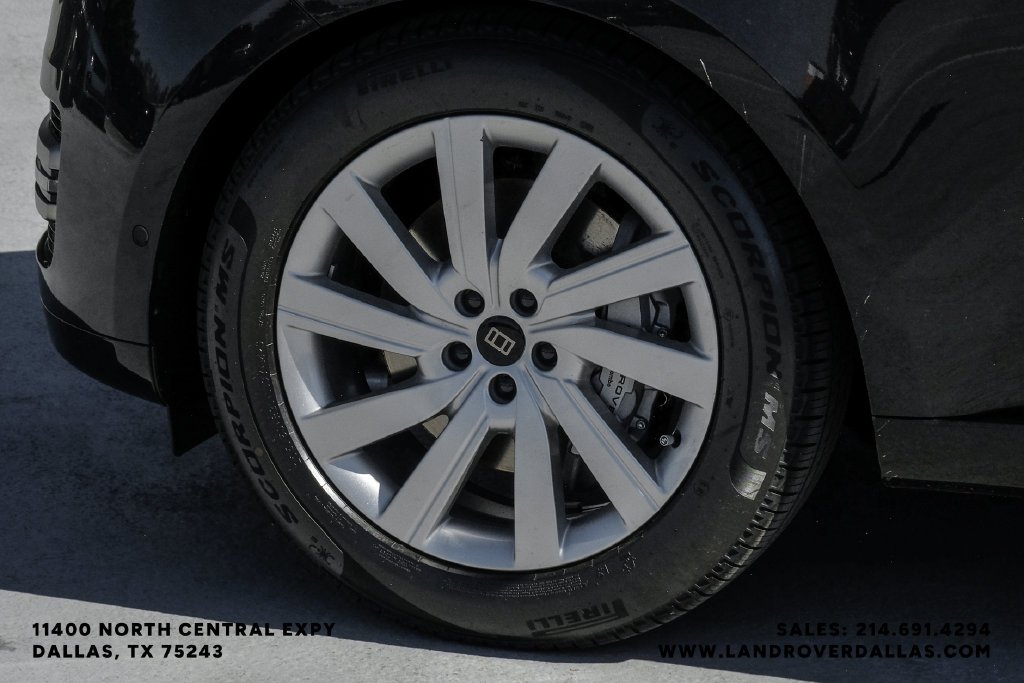 New 2027 Santorini Black Metallic Land Rover SE image 58