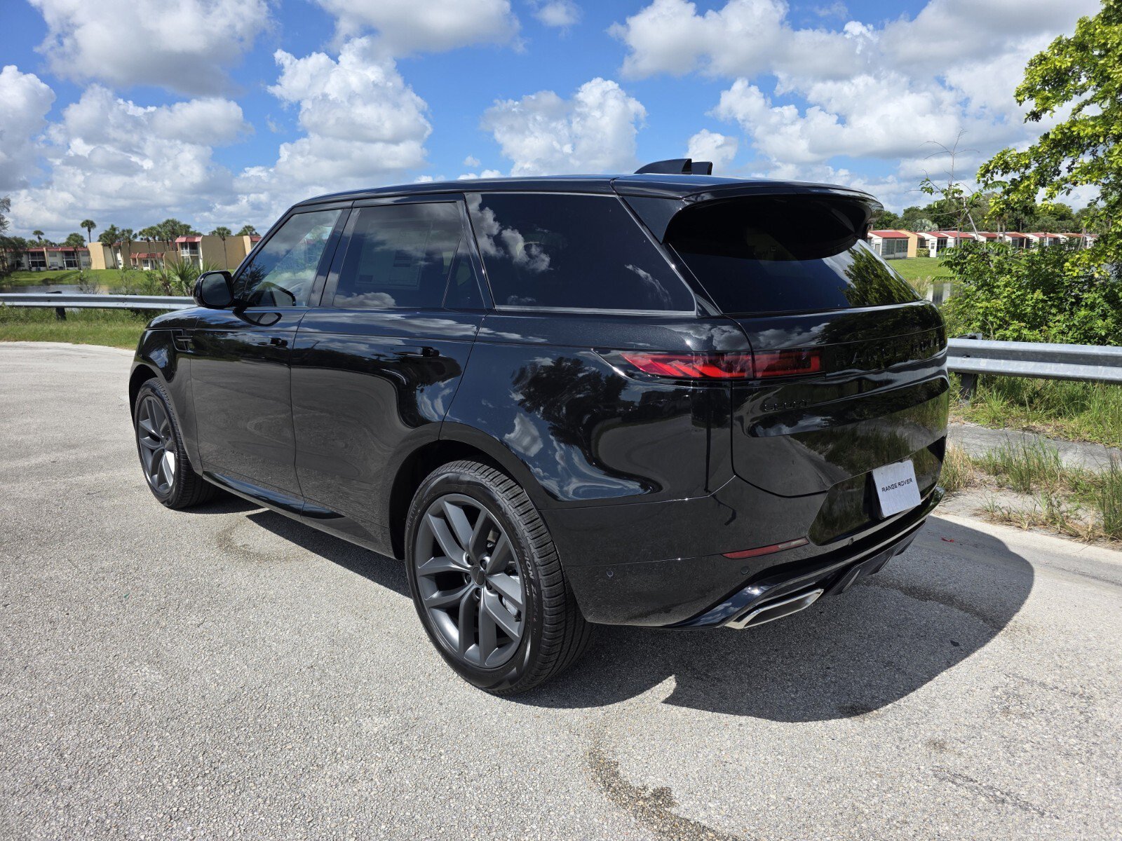 New 2026 Santorini Black Land Rover P400 Dynamic SE image 2