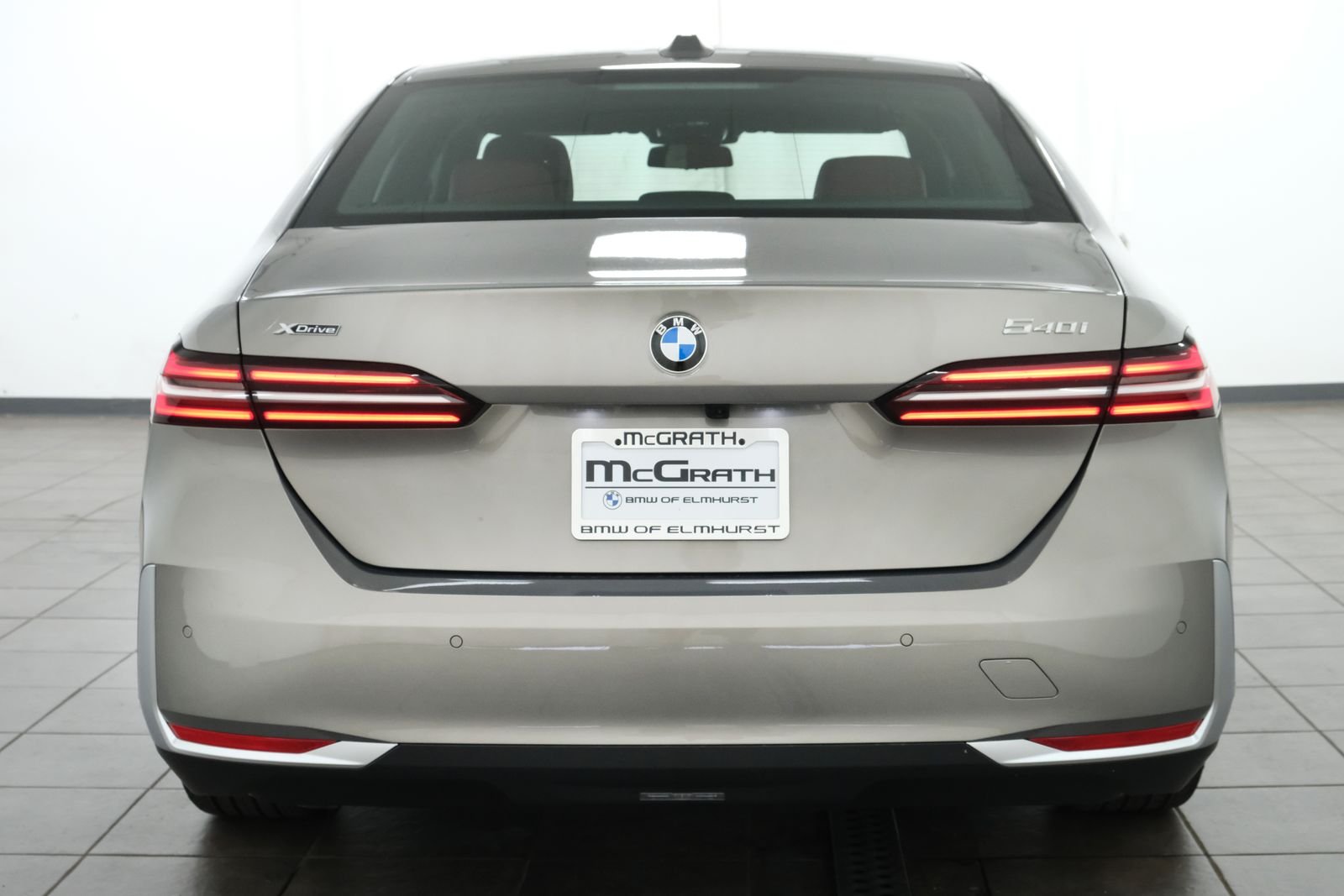 New 2027 Oxide Grey Metallic BMW 540i xDrive image 4
