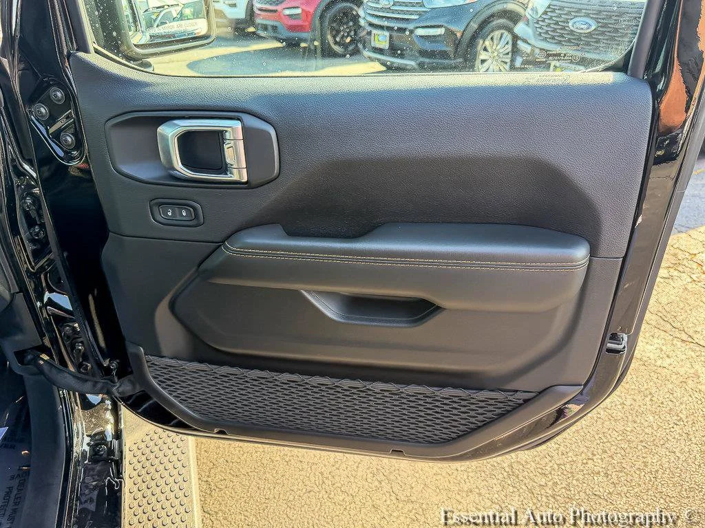 Used 2025 Black Clearcoat Jeep Sahara image 24