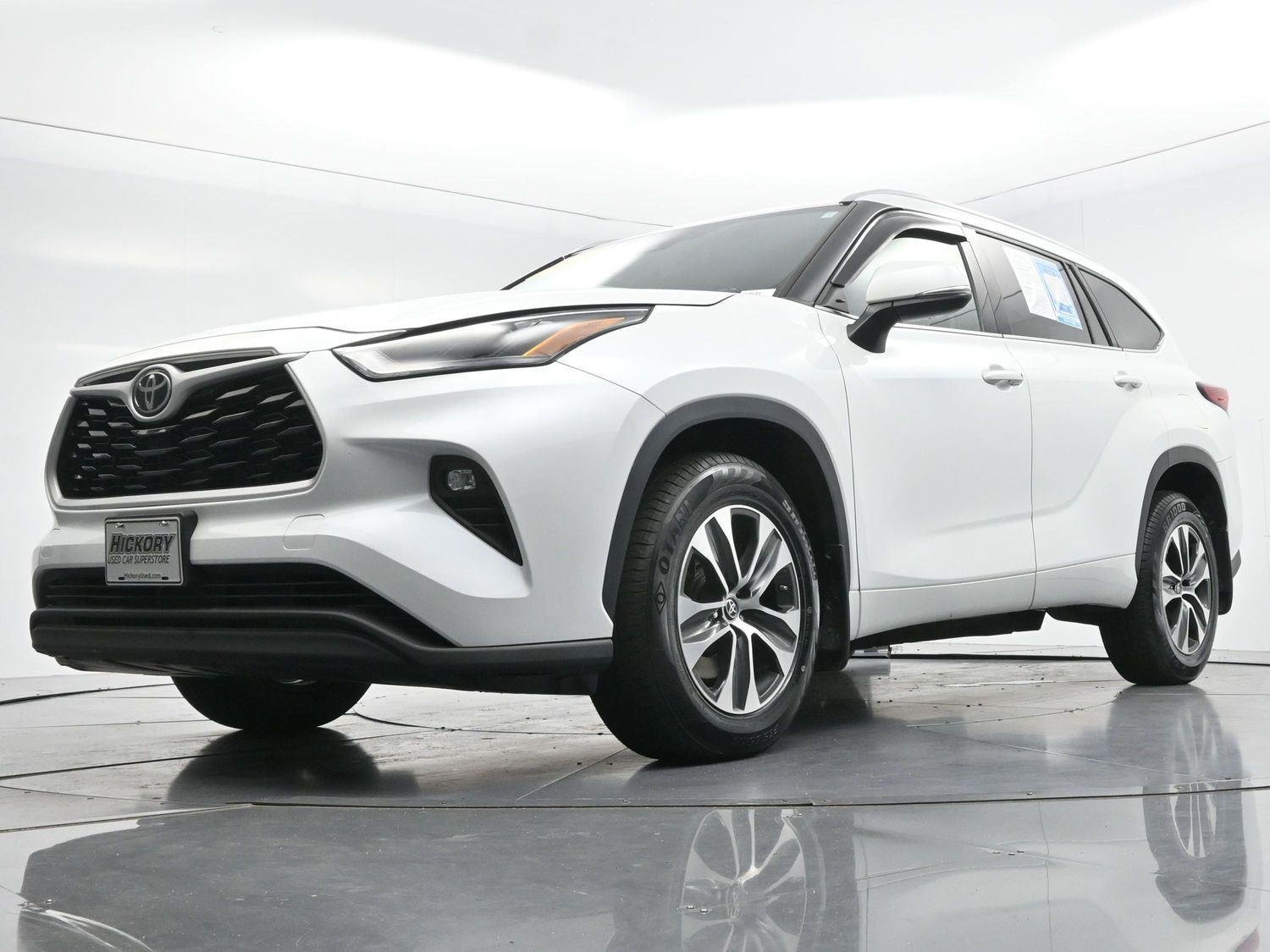 Used 2022 Wind Chill Pearl Toyota XLE image 54