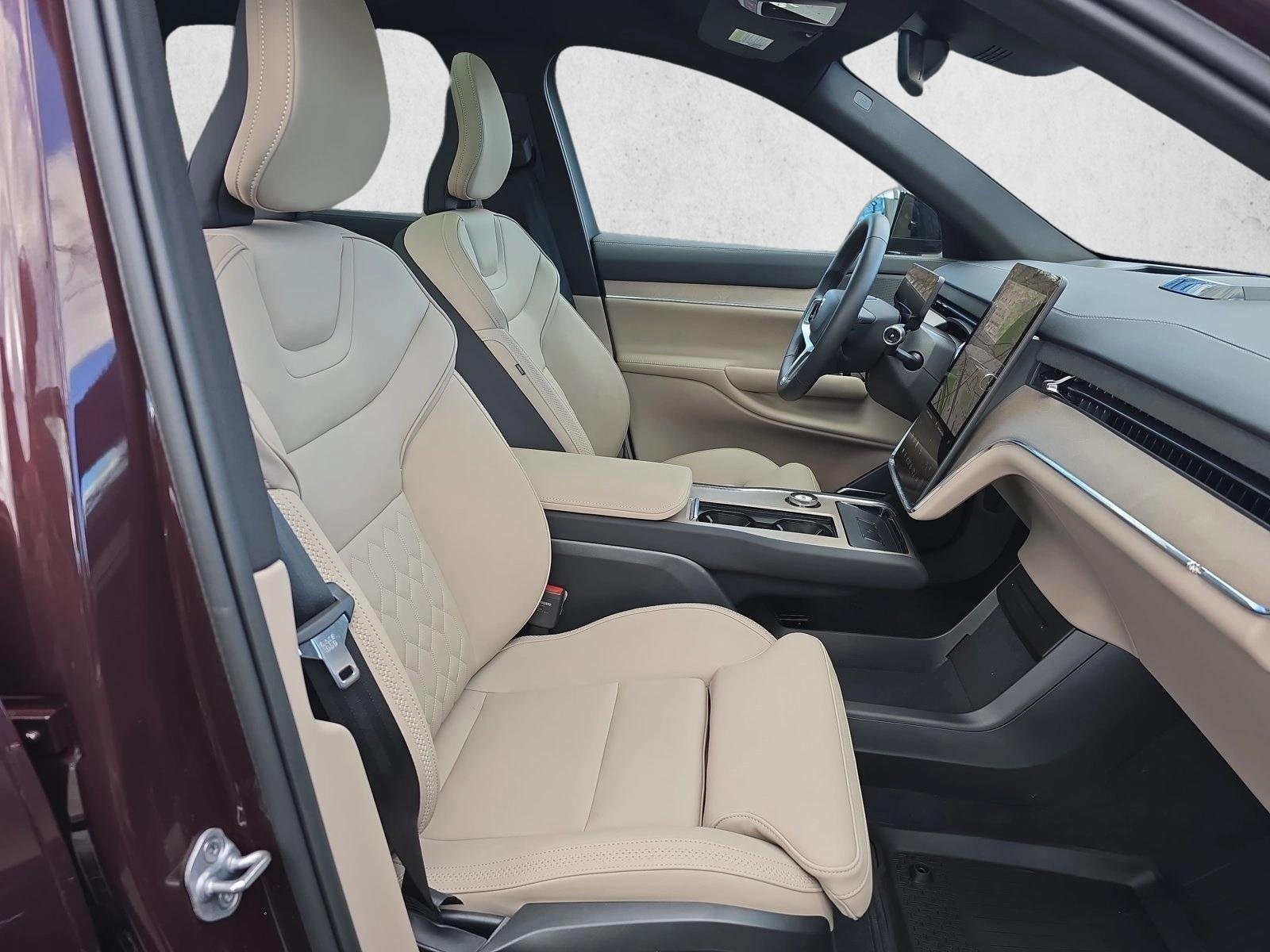 Used 2025 Mulberry Metallic Volvo Ultra image 10