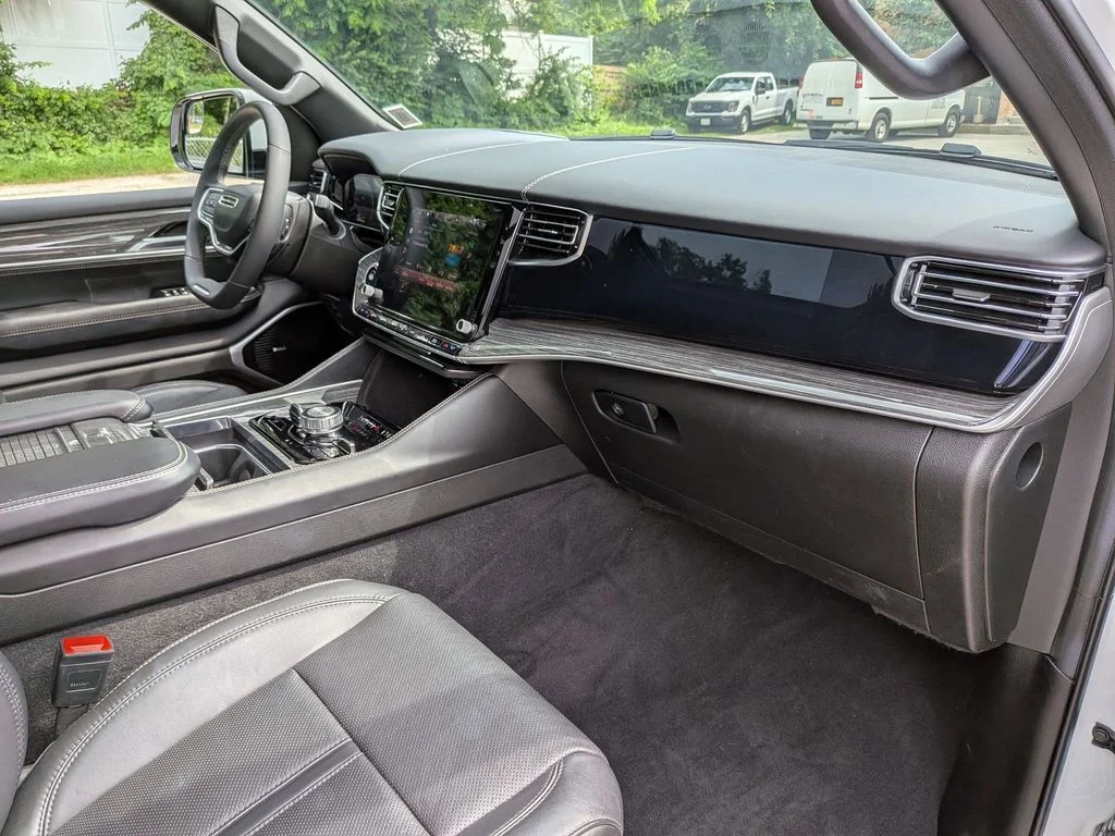 Used 2022 White Jeep Series III image 33