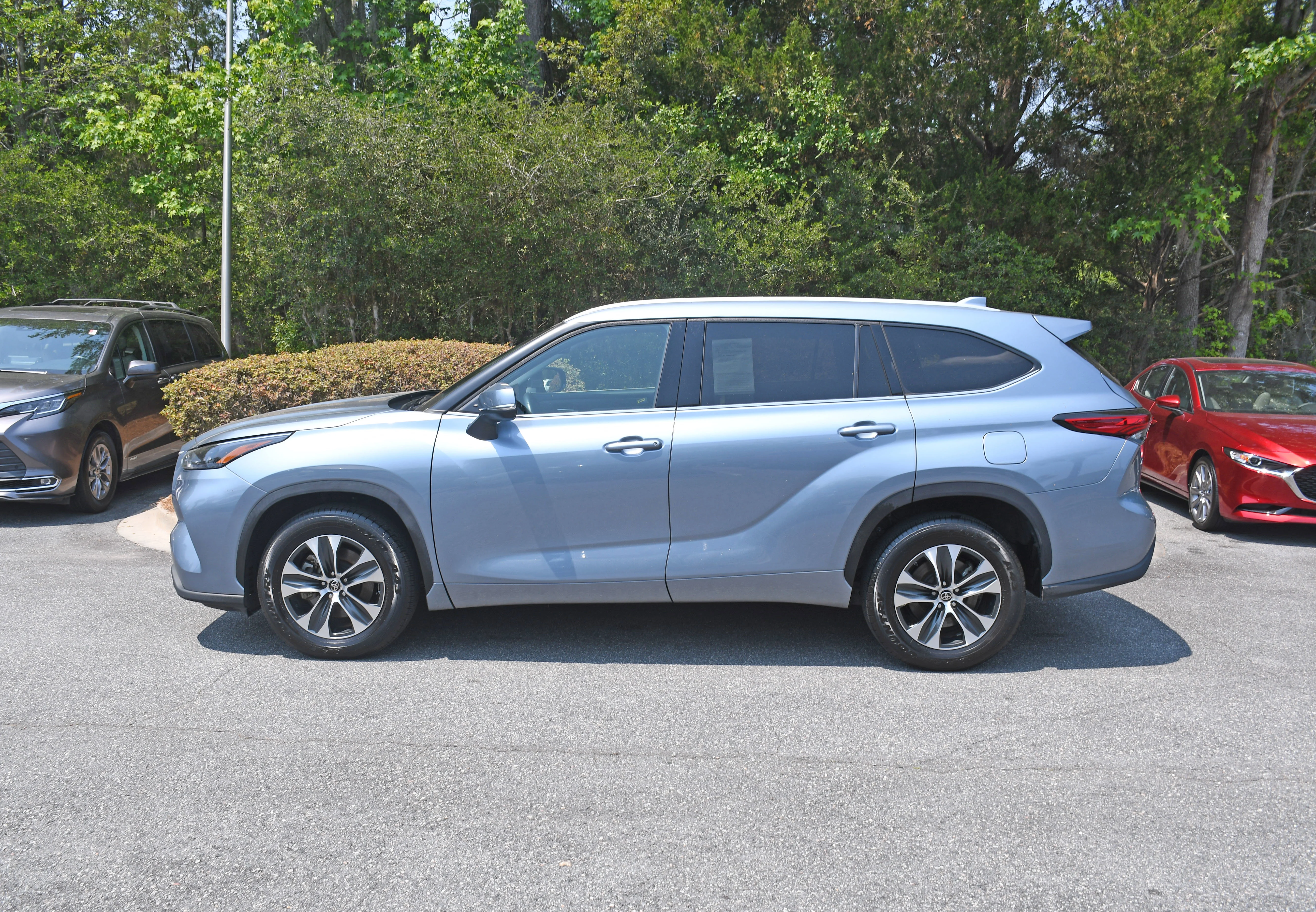 Used 2022  Toyota XLE image 1