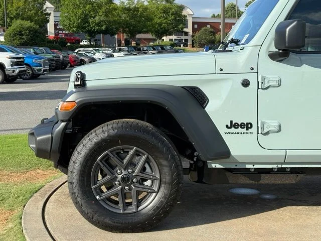New 2026 Earl Clearcoat Jeep Sport S image 12